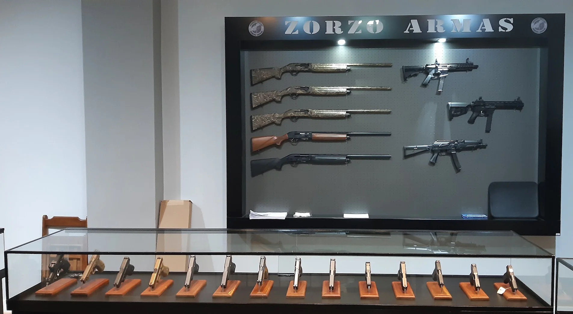 Fotografia real da Zorzo Armas, com balcão e exposição interna